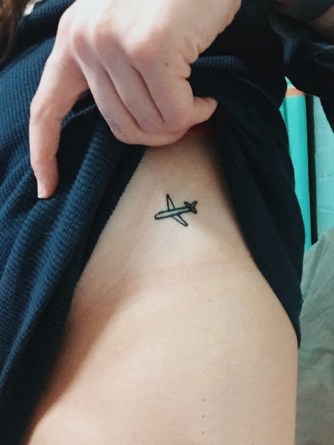 点击大图看下一张：飞机纹身 女生侧腰上黑色的飞机纹身图片