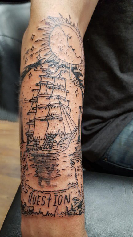 点击大图看下一张：极简线条纹身 男生手臂上英文和帆船纹身图片