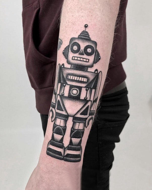 点击大图看下一张：几何元素纹身 男生手臂上黑色的机器人纹身图片