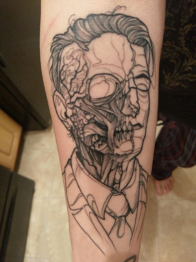 点击大图看下一张：恐怖纹身  女生手臂上黑灰的恐怖纹身图片