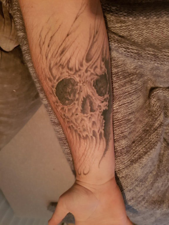 点击大图看下一张：骷髅头纹身 男生手臂上灰色的骷髅纹身图片