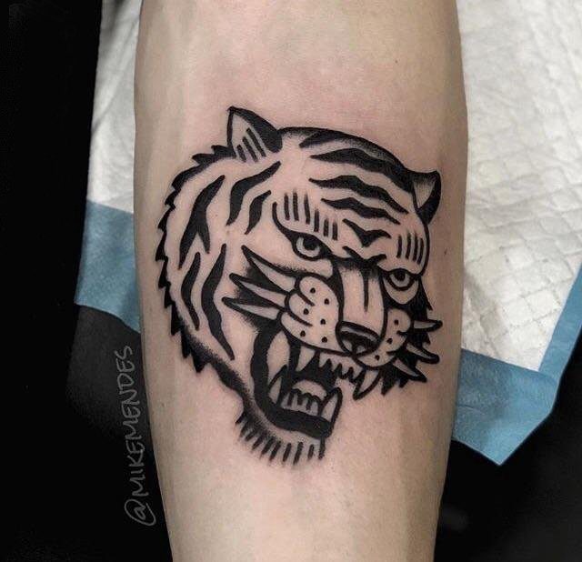 点击大图看下一张：老虎头纹身图案 男生手臂上黑色的老虎头纹身图片