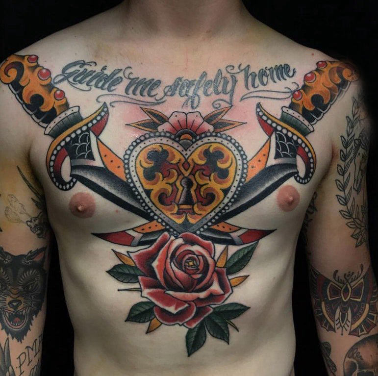 点击大图看下一张：玫瑰匕首纹身  男生胸上玫瑰和匕首纹身图片