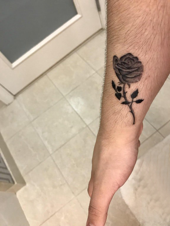 点击大图看下一张：玫瑰小清新纹身 男生手臂上黑灰的玫瑰纹身图片