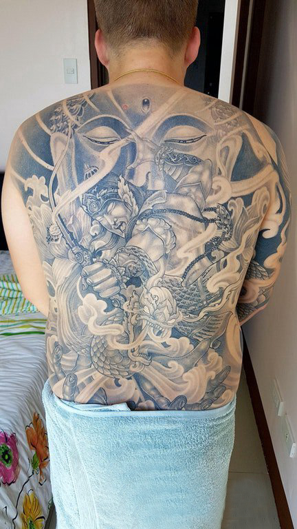 点击大图看下一张：弥勒佛纹身图案  男生后背上佛和龙纹身图片