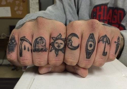 点击大图看下一张：迷你小纹身 男生手指上黑色的迷你纹身图片