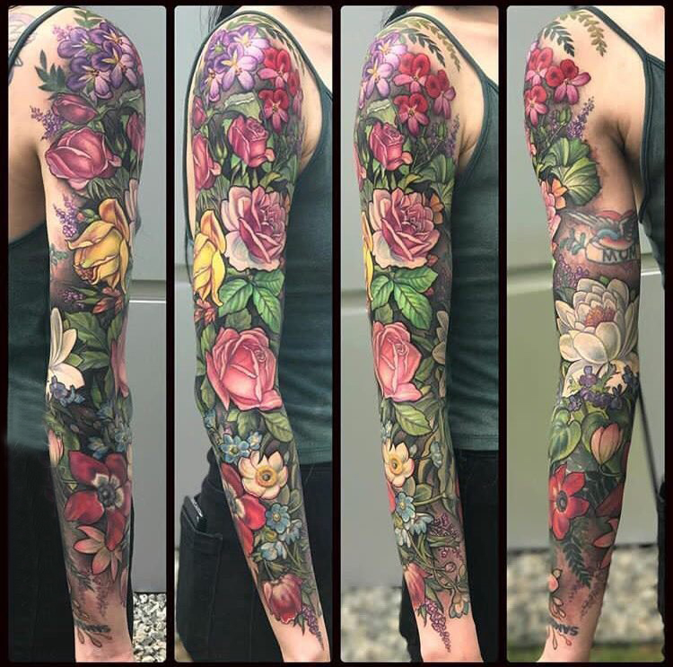 点击大图看下一张：欧美花臂纹身 女生手臂上彩色的花朵纹身图片