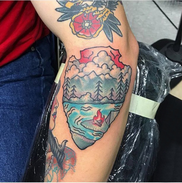 点击大图看下一张：手臂纹身图片 男生手臂上彩色的山水纹身图片