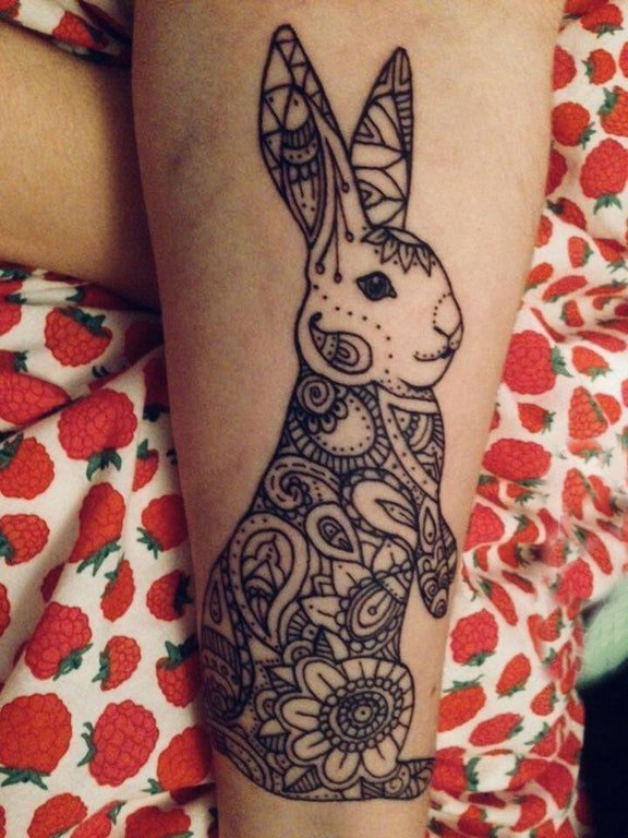 点击大图看下一张：兔子纹身图案 男生小腿上黑色的兔子纹身图片