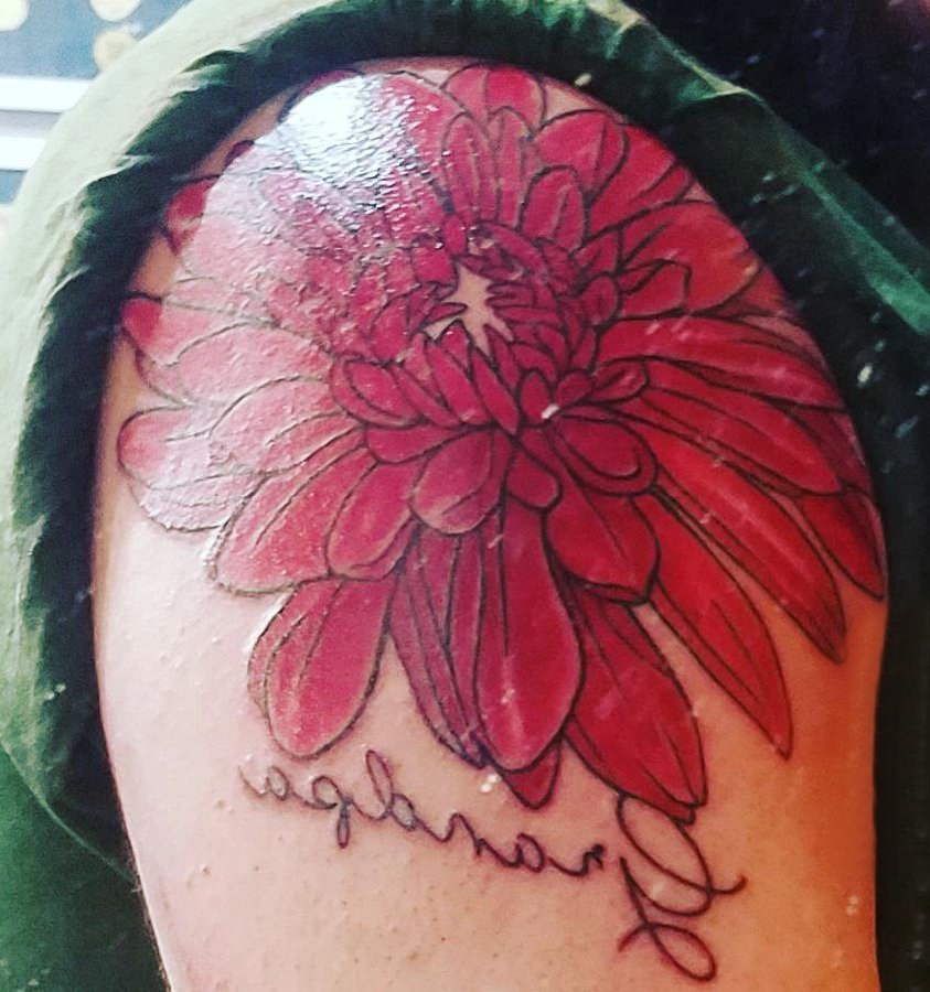 点击大图看下一张：纹身菊花图案  女生肩膀上唯美的菊花纹身图片