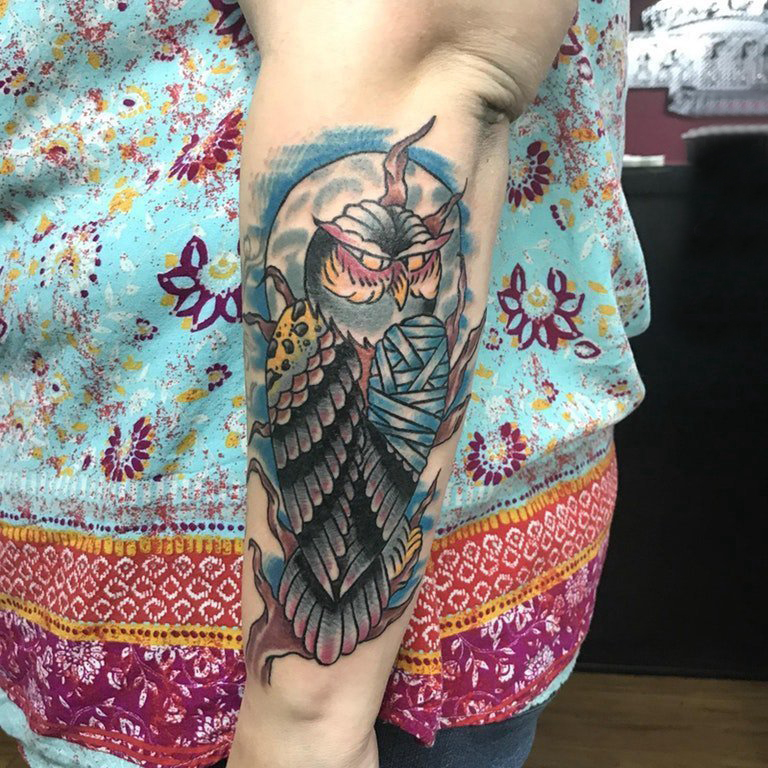 点击大图看下一张：纹身猫头鹰  女生手臂上彩绘的猫头鹰纹身图片