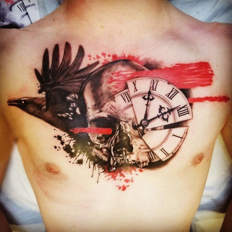 点击大图看下一张：纹身胸部男 男生胸部乌鸦和时钟纹身图片