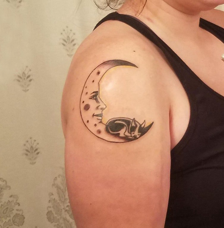 点击大图看下一张：纹身月亮女生图片 女生大臂上小狗和月亮纹身图片
