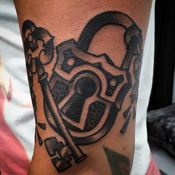 点击大图看下一张：钥匙纹身图案 多款黑灰纹身点刺技巧钥匙纹身图案