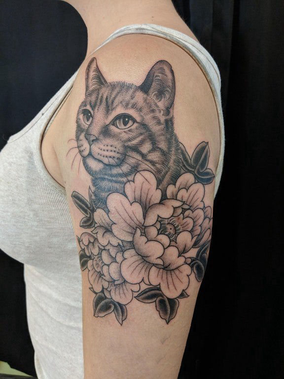 点击大图看下一张：小猫咪纹身 女生大臂上花朵和猫咪纹身图片