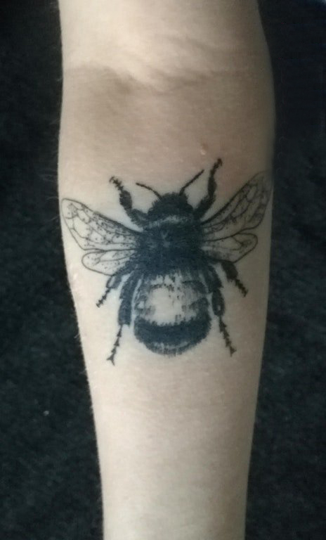 点击大图看下一张：小蜜蜂纹身 男生手臂上可爱的蜜蜂纹身图片