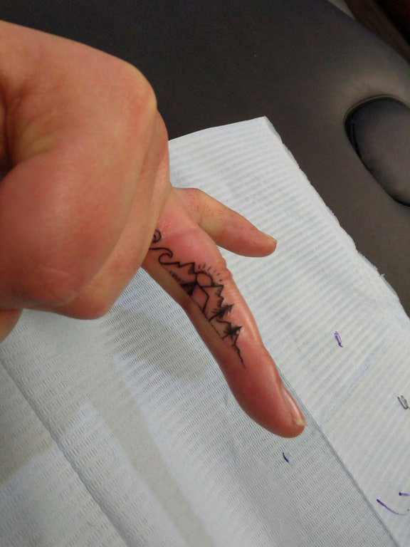 点击大图看下一张：小山峰纹身 男生手指上黑色的山脉纹身图片