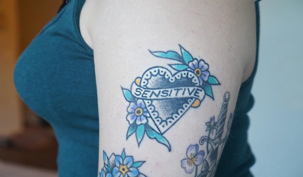 点击大图看下一张：心形纹身图片 女生大臂上花朵和心形纹身图片