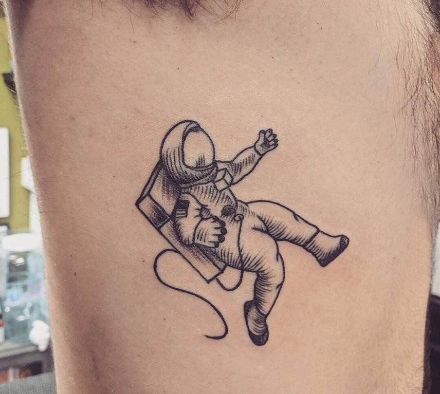 点击大图看下一张：宇航员纹身图案   男生侧腰上极简的宇航员纹身图片
