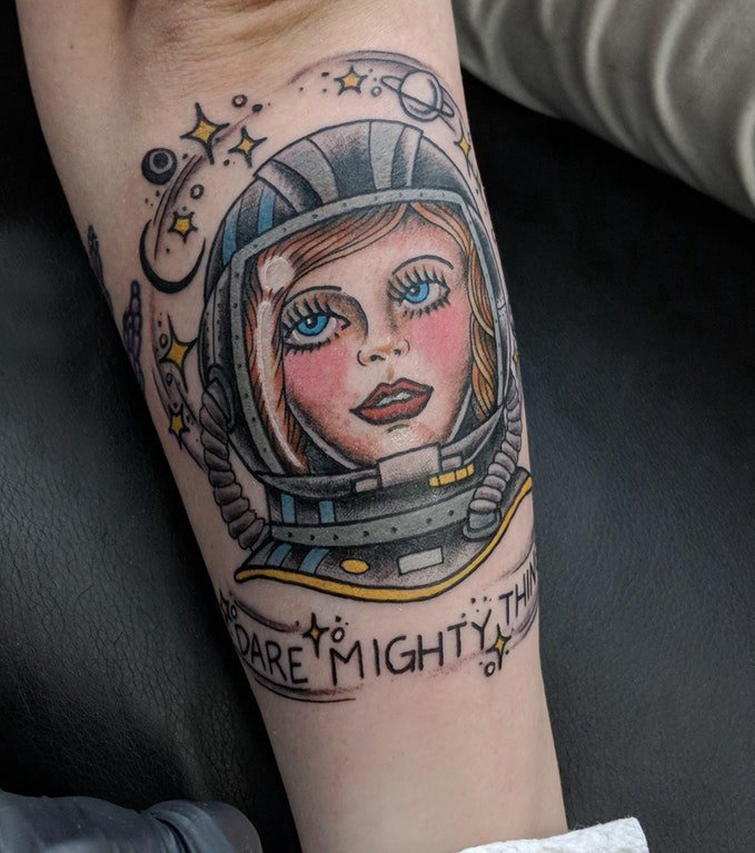 点击大图看下一张：宇航员纹身图案  女生小臂上彩色的宇航员纹身图片