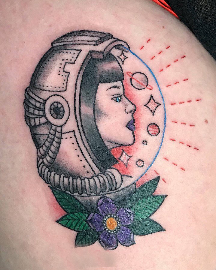 点击大图看下一张：宇航员纹身图案 女生大腿上花朵和宇航员纹身图片