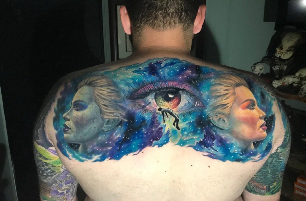 点击大图看下一张：原宿星空纹身  男生后背上彩绘的原宿星空纹身图片