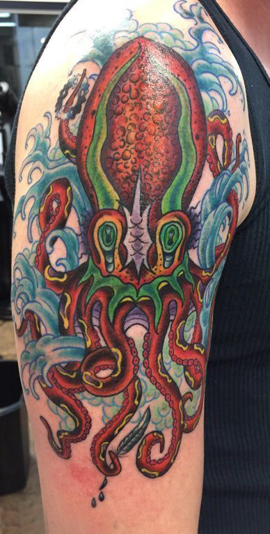 点击大图看下一张：章鱼纹身简单 男生大臂上怪异的章鱼纹身图片