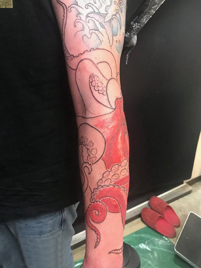 点击大图看下一张：章鱼纹身图案  男生手臂上彩绘的章鱼纹身图片