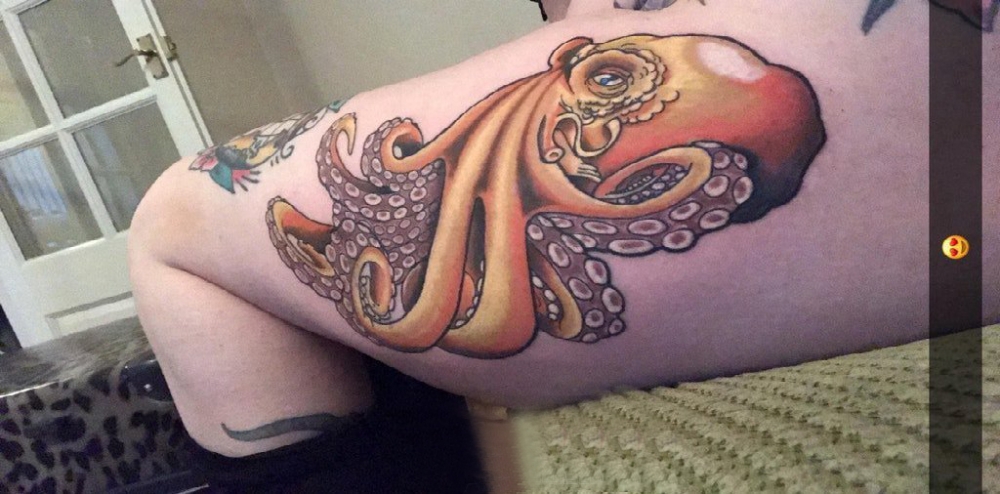 点击大图看下一张：章鱼纹身图案  女生大腿上彩绘的章鱼纹身图片