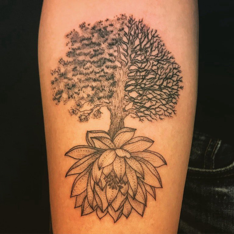 点击大图看下一张：植物纹身 男生手臂上大树和莲花纹身图片