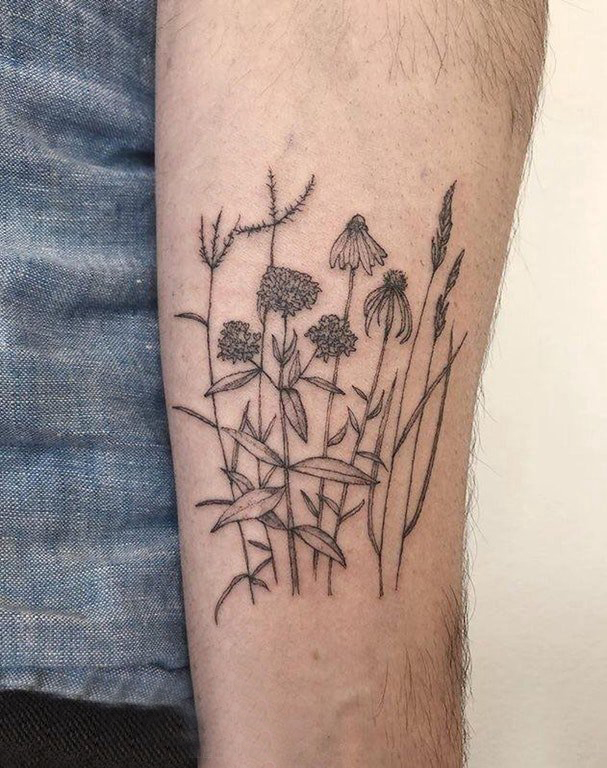 点击大图看下一张：植物纹身 男生手臂上黑灰的植物纹身图片