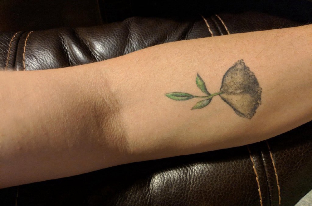 点击大图看下一张：植物纹身 女生手臂上彩色的植物纹身图片