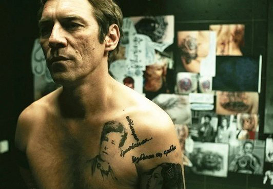 点击大图看下一张：《纹身师》电影里的人物胸上的人物肖像纹身图片