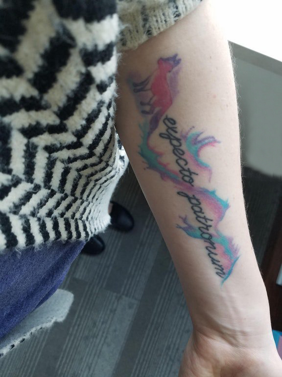 点击大图看下一张：彩色渐变纹身 女生手臂上英文和狐狸纹身图片