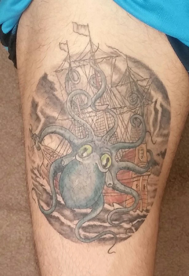 点击大图看下一张：大腿纹身男 男生大腿上帆船和章鱼纹身图片