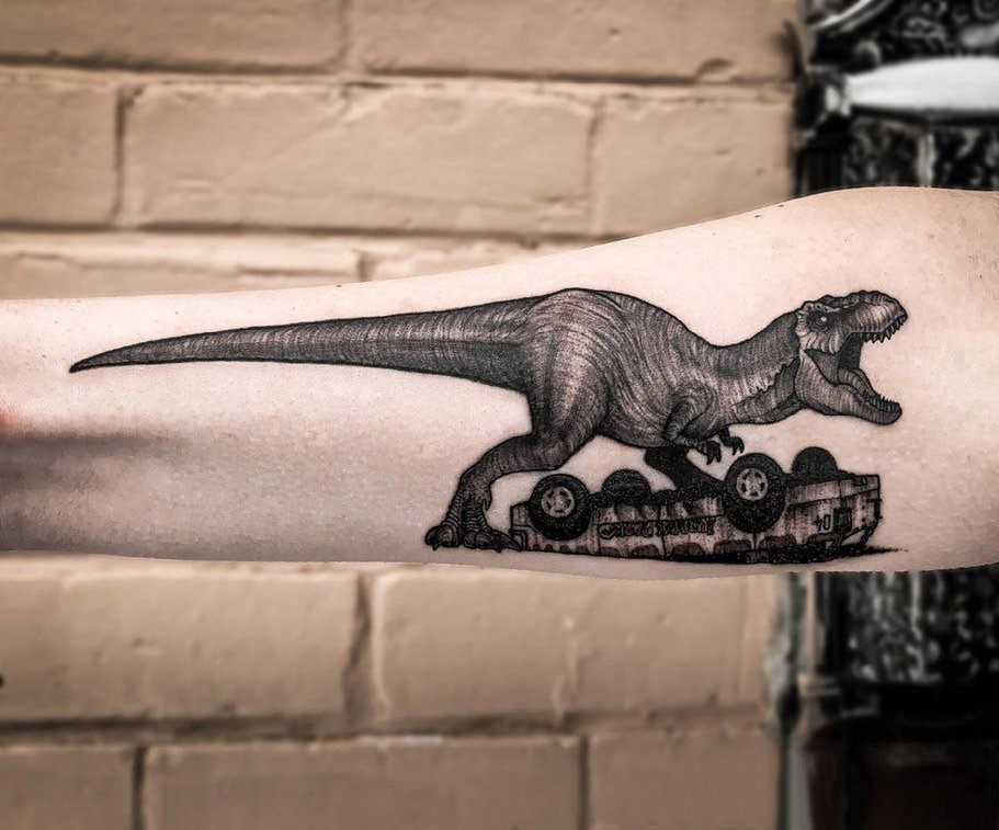 点击大图看下一张：德国恐龙纹身 男生手臂上汽车和恐龙纹身图片