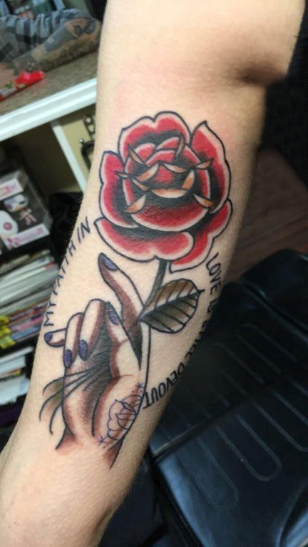 点击大图看下一张：花朵纹身 男生手臂上手握玫瑰纹身图片