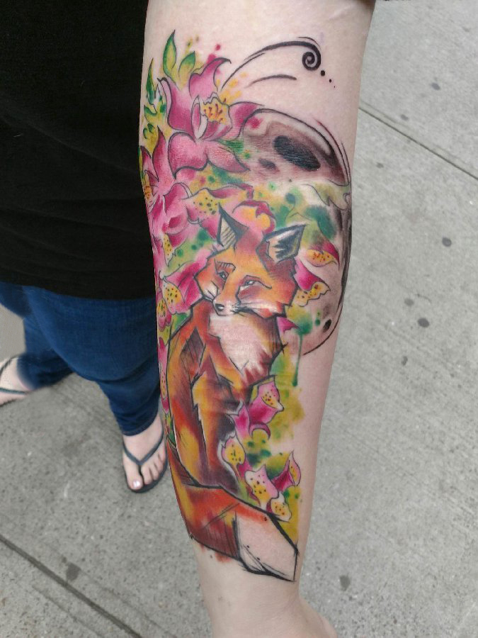 点击大图看下一张：九尾狐狸纹身图案 女生手臂上花朵和狐狸纹身图片