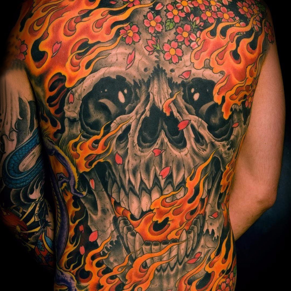 点击大图看下一张：满背纹身图案 男生后背上火焰和骷髅纹身图片