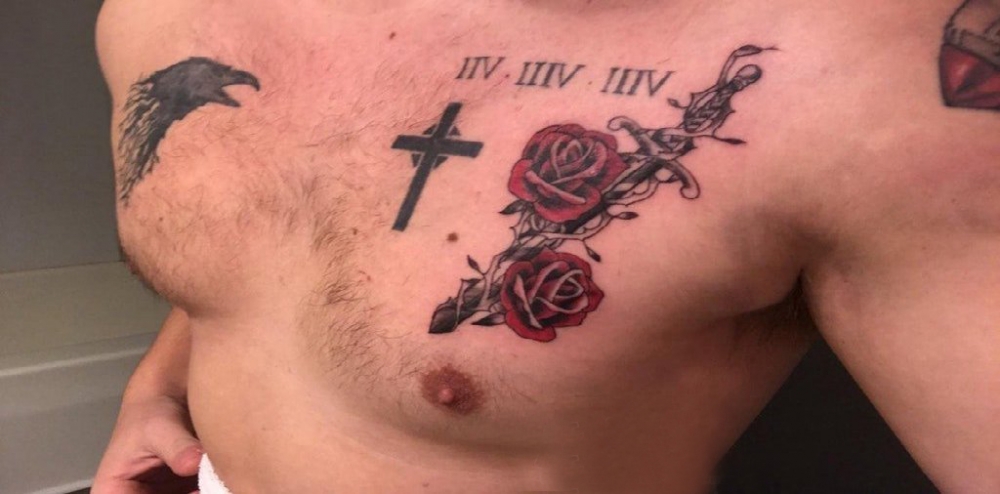 点击大图看下一张：玫瑰匕首纹身  男生胸上彩绘的玫瑰和匕首纹身图片