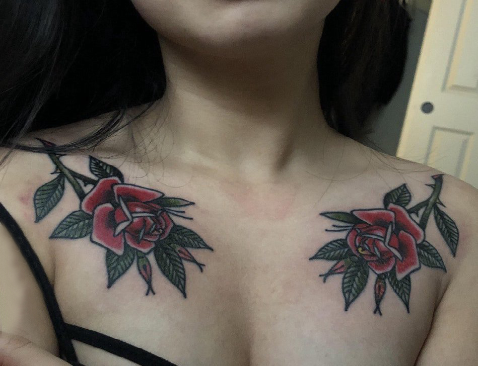 点击大图看下一张：女生纹身锁骨  女生锁骨上彩绘的花朵纹身图片