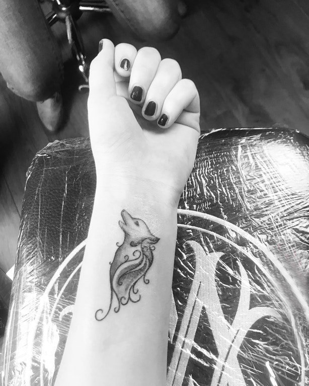 点击大图看下一张：手腕上纹身图案  女生手臂上黑灰的狐狸纹身图片