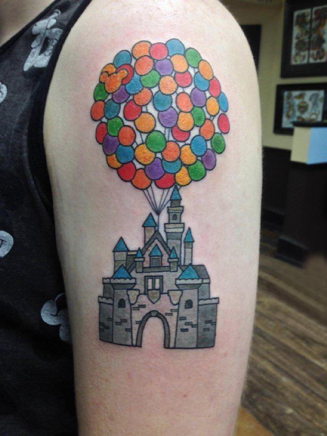 点击大图看下一张：双大臂纹身 男生大臂上气球和城堡纹身图片
