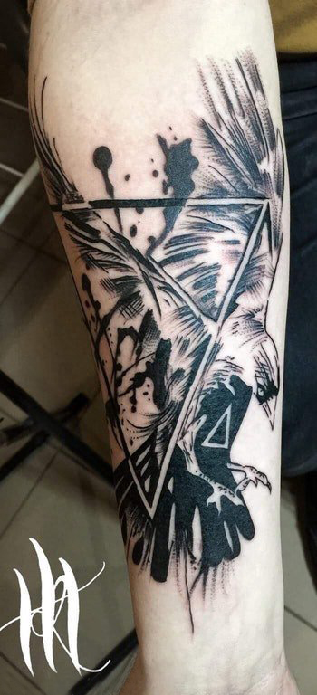点击大图看下一张：纹身黑色 男生手臂上三角形和鸟纹身图片