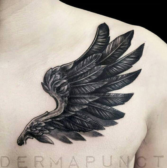 点击大图看下一张：纹身黑色 男生胸部黑色的翅膀纹身图片