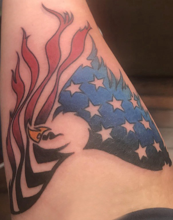 点击大图看下一张：纹身老鹰图片 男生手臂上国旗和老鹰纹身图片