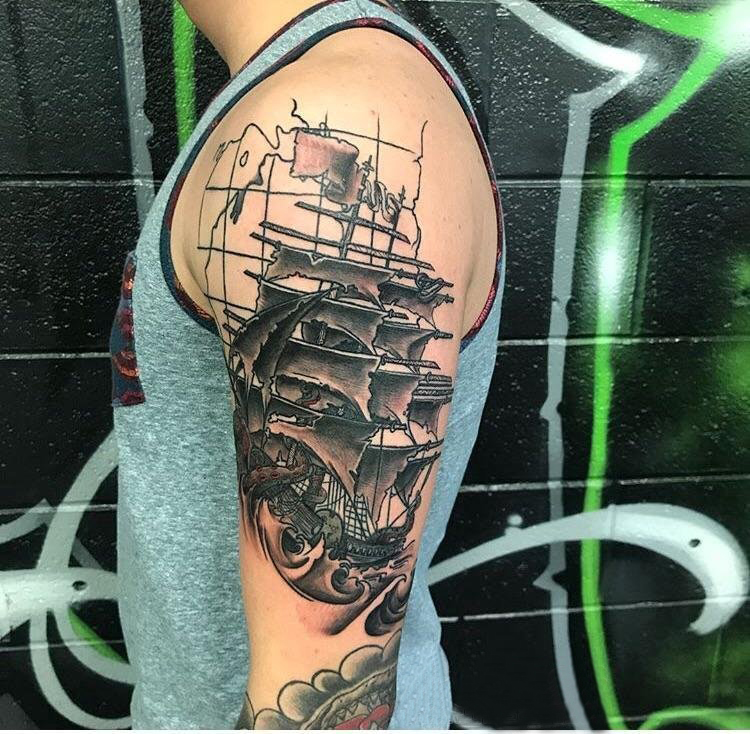 点击大图看下一张：纹身小帆船 男生手臂上地图和帆船纹身图片
