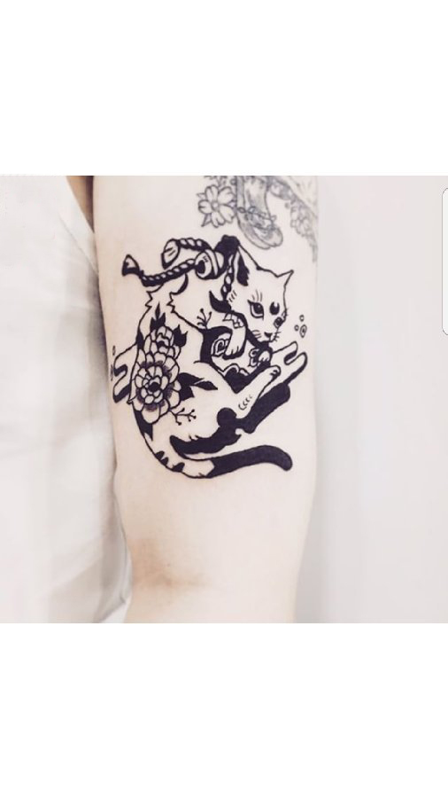 点击大图看下一张：小动物纹身 女生手臂上黑色的小猫咪纹身图片