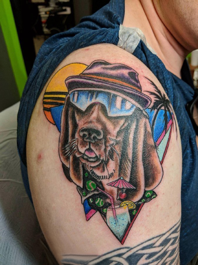 点击大图看下一张：小狗纹身图案 男生大臂上彩色的小狗纹身图片