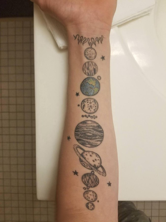 点击大图看下一张：小星球纹身 男生手臂上黑色的星球纹身图片